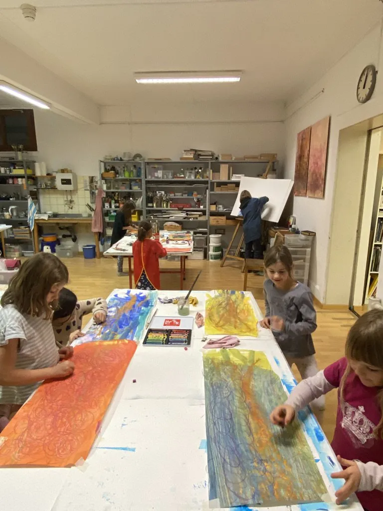 Kinder beim kreativen Arbeiten im hellen Atelier