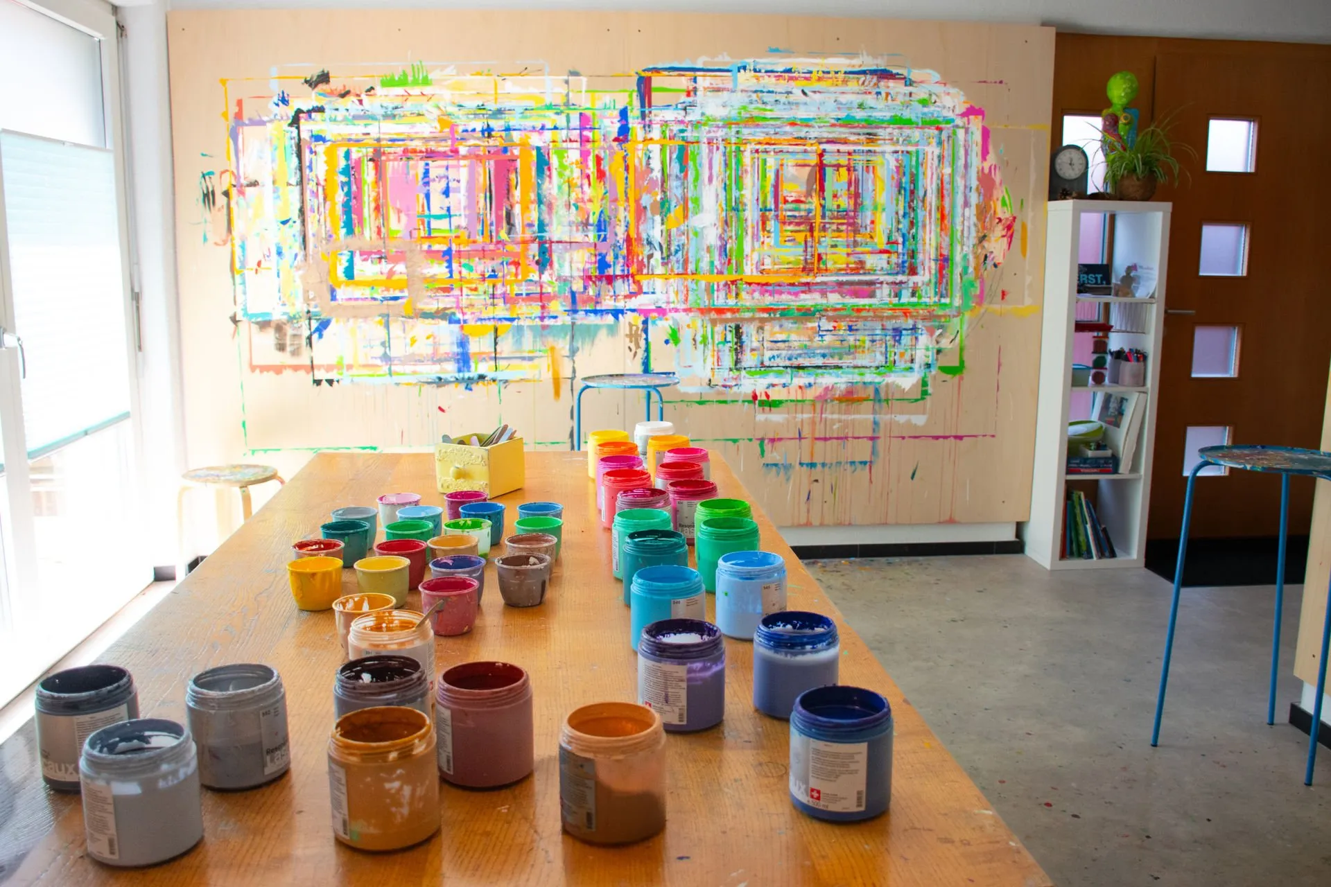 Kinder beim kreativen Arbeiten im hellen Atelier